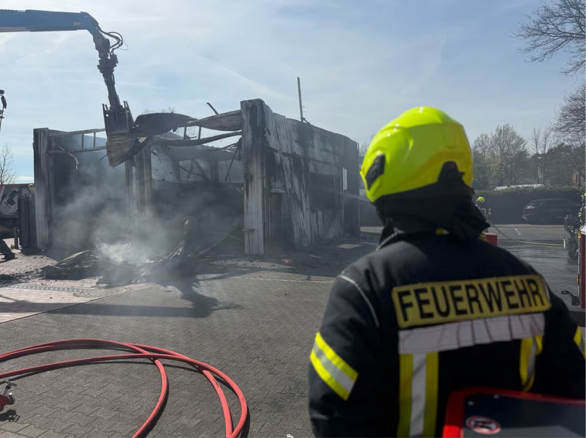 Brand einer Werkstatthalle eines Autoverwerters mit dichter Rauchentwicklung