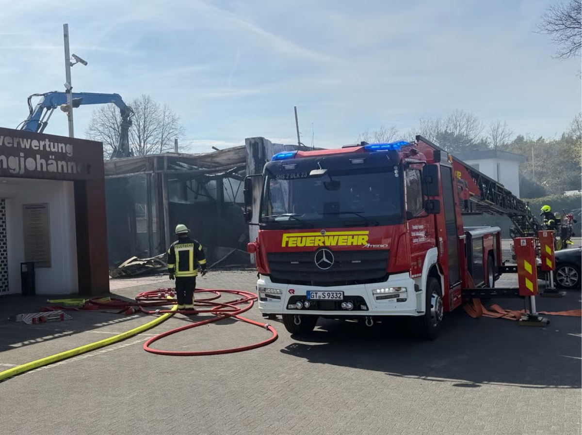 Nachlöscharbeiten mit schwerem Gerät